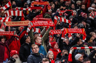 Liverpool taraftarları, UEFA Şampiyonlar Ligi Maçı 'nda Liverpool' un PSV Eindhoven 'a karşı oynadığı Anfield, Liverpool, Birleşik Krallık' ta 26 Kasım 2025 'de oyundan önce Youll Never Walk Alone adlı şarkıyı söylediler.