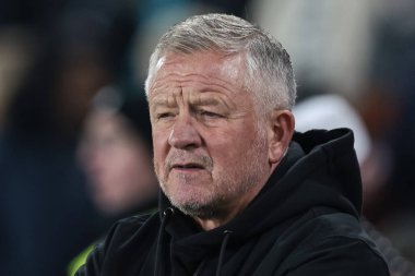 Sheffield United 'ın Chris Wilder teknik direktörü, Sheffield United' ın 26 Kasım 2025 'te Bramall Lane' de Portsmouth 'a karşı oynadığı Sky Bet Şampiyonası maçına bakıyor.