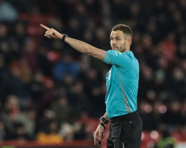 Hakem Leigh Doughty, 26 Kasım 2025 'te Sheffield United' ın Bramall Lane, Sheffield, Birleşik Krallık 'ta Portsmouth' a karşı oynadığı Gökyüzü İddia Şampiyonası maçında ders veriyor.