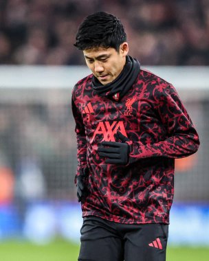 Liverpool 'dan Wataru Endo, UEFA Şampiyonlar Ligi Maçı' nda maç öncesi ısınma oturumunda Liverpool 'dan PSV Eindhoven' a karşı, Anfield, Liverpool, Birleşik Krallık 'ta, 26 Kasım 2025