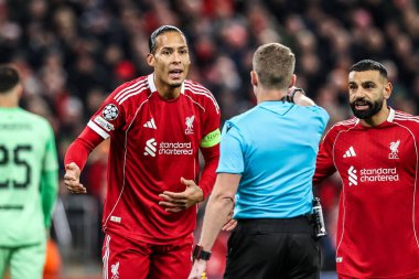 Liverpool 'dan Virgil van Dijk, UEFA Şampiyonlar Ligi 5 maçında hakem Alejandro Jose Hernandez' e itiraz ediyor. Liverpool - PSV Eindhoven maçı, Anfield, Liverpool, Birleşik Krallık, 26 Kasım 2025