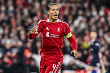 Liverpool 'dan Virgil van Dijk, UEFA Şampiyonlar Ligi Maçı sırasında Liverpool' un 5 'inci maçında Anfield, Liverpool' da PSV Eindhoven 'a karşı, 26 Kasım 2025
