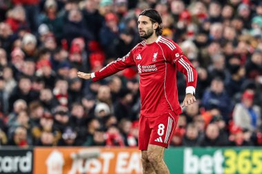 Liverpool 'dan Dominik Szoboszlai, UEFA Şampiyonlar Ligi Maçı' nda takımına talimatlar veriyor. Liverpool 'un PSV Eindhoven' a karşı oynadığı maçın 5 'inci günü, Anfield, Liverpool, Birleşik Krallık, 26 Kasım 2025