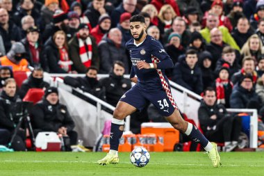 PSV Eindhoven 'dan Ismael Saibari, UEFA Şampiyonlar Ligi Maçı' nda topu, Liverpool 'un PSV Eindhoven' a karşı oynadığı Anfield, Liverpool, Birleşik Krallık 'ta 26 Kasım 2025' te atıyor.