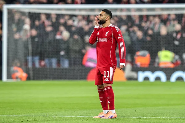 Liverpool 'dan Muhammed Salah takımına UEFA Şampiyonlar Ligi Maçı' nda talimat verir. Liverpool 'un 5' inci maçında Anfield, Liverpool, Birleşik Krallık 'ta PSV Eindhoven' a karşı, 26 Kasım 2025