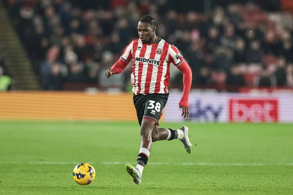 Sheffield United takımından Femi Seriki, 26 Kasım 2025 'te Sheffield Lane, İngiltere' de oynanan ve Sheffield United 'ın Portsmouth' a karşı oynadığı Gökyüzü İddia Şampiyonası maçında topu bırakıyor.