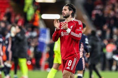 Liverpool 'dan Dominik Szoboszlai, UEFA Şampiyonlar Ligi 5 / 8 Liverpool maçında taraftarları Anfield, Liverpool, İngiltere' de 26 Kasım 2025 tarihinde PSV Eindhoven 'a karşı alkışlıyor.