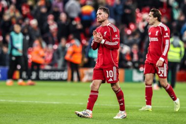 Liverpool 'dan Alexis Mac Allister, UEFA Şampiyonlar Ligi maçından sonra Liverpool' un PSV Eindhoven 'a karşı oynadığı 26 Kasım 2025 tarihli maçta taraftarları alkışlıyor.