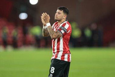 Sheffield United takımından Gustavo Hamer, 26 Kasım 2025 'te İngiltere' nin Sheffield Lane şehrinde oynanan ve Sheffield United 'ın Portsmouth' a karşı oynadığı maçtaki son ıslık sesinden sonra taraftarları alkışlıyor.