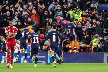 PSV Eindhovenvenven takımından Couhaib Driouech, UEFA Şampiyonlar Ligi Maçı 'nda 6 Kasım 2025' te Liverpool, Liverpool 'da PSV Eindhoven' a karşı oynanan maçta 1-3 kazanma hedefini kutluyor.