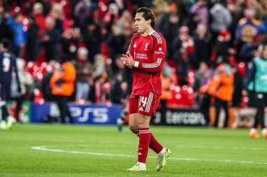 Liverpool 'dan Federico Chiesa, UEFA Şampiyonlar Ligi Maçı' ndan sonra Liverpool 'un PSV Eindhoven' a karşı oynadığı 26 Kasım 2025 'te taraftarları alkışlıyor.