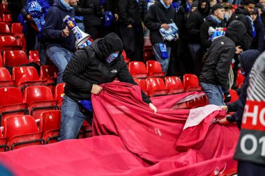 Malmö taraftarları, 27 Kasım 2025 'te Nottingham City Ground, Nottingham, İngiltere' de Malmö FF 'ye karşı oynanan 8 maçın 5' inde UEFA Avrupa Ligi Maçı sırasında kürsüye çıkmak için ağı çekiyorlar. 