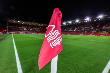 Nottingham Ormanı bayrağı UEFA Avrupa Ligi 5 / 8 Nottingham Ormanı - Malmö FF maçı sırasında 27 Kasım 2025 'te Nottingham, İngiltere' de 