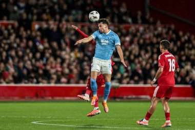 Malmö FF 'den Colin Rosler, 27 Kasım 2025' te Nottingham City Ground, Nottingham, İngiltere 'de oynanan 8 Nottingham Ormanı' nın 5 'inci maçında yüksek topu kazanmak için atlıyor. 
