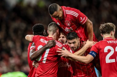 Nottingham Ormanı 'ndan Nikola Milenkoviç, 27 Kasım 2025' te Nottingham, İngiltere 'deki City Ground, Nottingham' da oynanan UEFA Avrupa Ligi 5 maçında 3-0 'lık galibiyet hedefini kutluyor. 
