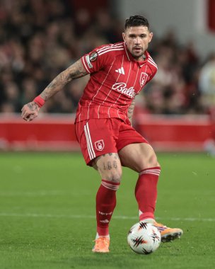 Nottingham Ormanı 'ndan Morato, İngiltere' nin Nottingham şehrinde 27 Kasım 2025 tarihinde oynanan 8 Nottingham Ormanı 'nın 5' inci maçında pas veriyor. 