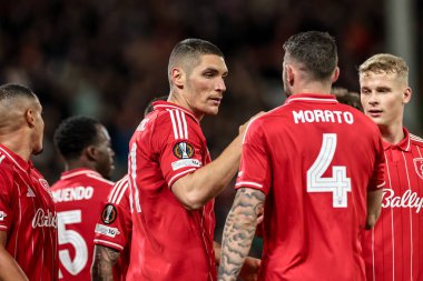 Nottingham Ormanı 'ndan Nikola Milenkoviç, 27 Kasım 2025' te Nottingham, İngiltere 'deki City Ground, Nottingham' da oynanan UEFA Avrupa Ligi 5 maçında 3-0 'lık galibiyet hedefini kutluyor. 