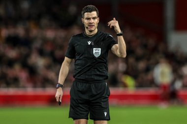 Hakem Harm Osmers UEFA Avrupa Ligi Maçı sırasında 8 Nottingham Ormanı 'nın 5' inci gününde Malmö FF 'ye karşı City Ground, Nottingham, İngiltere, 27 Kasım 2025 