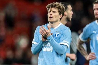 Malmö FF 'den Oliver Berg, 27 Kasım 2025' te İngiltere 'nin Nottingham City Ground kentinde oynanan 8 Nottingham Ormanı maçının 5' inci gününde taraftarları alkışlıyor. 