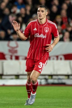 Nottingham Ormanı 'ndan Nikola Milenkoviç UEFA Avrupa Ligi Maçı sırasında Nottingham Ormanı' nın Malmö FF 'ye karşı oynadığı City Ground, Nottingham, Birleşik Krallık' ta, 27 Kasım 2025 
