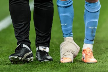 Malmö FF 'den Hugo Bolin, 27 Kasım 2025' te Nottingham City Ground, Nottingham, İngiltere 'de oynanan UEFA Avrupa Ligi 5. Maçı' nda sakatlandıktan sonra ayağını sardı. 