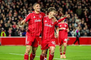 Nottingham Ormanı 'ndan Nikola Milenkoviç, 27 Kasım 2025' te Nottingham, İngiltere 'deki City Ground, Nottingham' da oynanan UEFA Avrupa Ligi 5 maçında 3-0 'lık galibiyet hedefini kutluyor. 