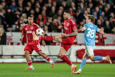 Nottingham Ormanı 'ndan Morato, İngiltere' nin Nottingham şehrinde 27 Kasım 2025 tarihinde oynanan 8 Nottingham Ormanı maçında topu kontrol ediyor. 