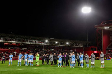 Malmö FF oyuncuları ve çalışanları, 27 Kasım 2025 'te İngiltere' nin Nottingham şehrinde oynanan 8 Nottingham Ormanı maçının 5 'inde oynanan UEFA Avrupa Ligi Maçı' ndan sonraki gezgin taraftarları alkışlıyor. 
