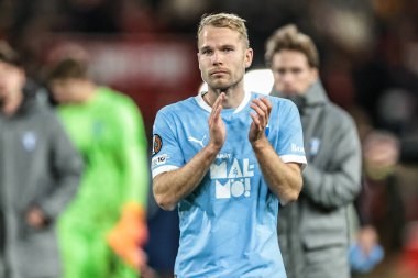 Malmö FF 'den Anders Christiansen, 27 Kasım 2025' te İngiltere 'nin Nottingham kentinin City Ground kentinde oynanan 8 Nottingham Ormanı maçının 5' inci gününde taraftarları alkışlıyor. 