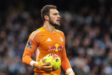 Leeds United kalecisi Lucas Perri Premier League maçında topu tutuyor Manchester City - Leeds United maçında Etihad Stadyumu, Manchester, Birleşik Krallık, 29 Kasım 2025 