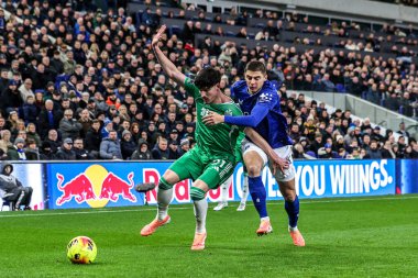 Newcastle United 'dan Tino Livramento ve Everton Premier Lig karşılaşmasında Everton, Newcastle United' a karşı 29 Kasım 2025 'te Liverpool, Liverpool' da oynanan Premier League karşılaşmasında Everton ve Vitaliy Mykolenko top için mücadele etti. 