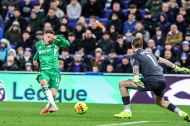 Newcastle United 'dan Harvey Barnes, Everton kalecisi Jordan Pickford' a, Premier League maçında Everton-Newcastle United 'a karşı Hill Dickinson Stadyumu, Liverpool, Birleşik Krallık' ta 29 Kasım 2025 'te oynadığı maçta şutunu engelledi. 
