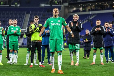 Newcastle United takımından Malick Thiaw, İngiltere 'nin Liverpool şehrindeki Hill Dickinson Stadyumu' nda oynanan Everton - Newcastle United Premier League maçında galibiyeti kutluyor. 