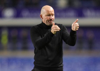 Henrik Pedersen Sheffield Wednesday teknik direktörü, 29 Kasım 2025 'te İngiltere' nin Hillsborough kentinde oynanan Sheffield Wednesday-Preston North End maçında taraftarları alkışlıyor. 