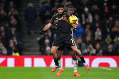 Fulham 'dan Raul Jimenez ve Tottenham Hotspur' dan Kevin Danso Premier Lig karşılaşmasında Tottenham Hotspur Fulham 'a karşı Tottenham Hotspur Stadyumu, Londra, Birleşik Krallık, 29 Kasım 2025 