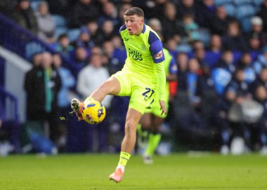 Preston North End 'den Alfie Devine, Sheffield Wednesday' in 29 Kasım 2025 'te Hillsborough, Sheffield' da Preston North End 'e karşı oynadığı Sky Bet Şampiyonası maçında topu kontrol ediyor. 
