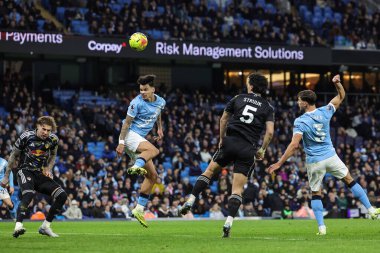 Manchester City 'den Nico O' Reilly, Manchester City - Leeds United maçında 29 Kasım 2025 'te Etihad Stadyumu' nda kaleye doğru ilerliyor. 