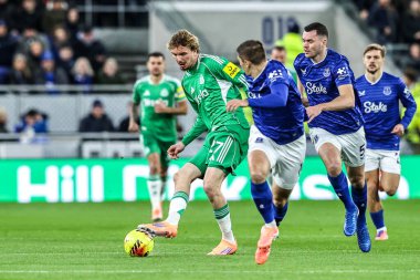 Newcastle United takımından Nick Woltemade, Premier League maçında topu geçti Everton, Newcastle United 'a karşı Hill Dickinson Stadyumu, Liverpool, Birleşik Krallık, 29 Kasım 2025 