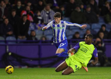 Preston North End 'den Odel Offiah, Sheffield Wednesday' in 29 Kasım 2025 'te Hillsborough, Sheffield, İngiltere' de Preston North End 'e karşı oynadığı Sky Bet Şampiyonası maçında Sheffield Wednesday' den Charlie McNeill 'ı kaydırak kaydırağıyla kayarken yakaladı. 