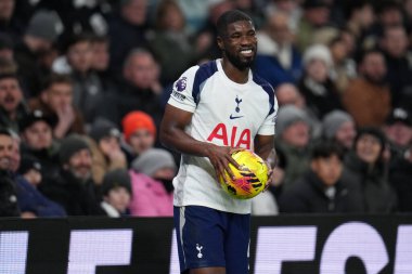 Tottenham Hotspur 'dan Kevin Danso Premier Lig maçı sırasında Tottenham Hotspur Fulham' a karşı Tottenham Hotspur Stadyumu, Londra, 29 Kasım 2025 