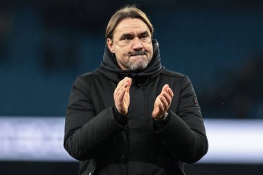 Leeds United takımının teknik direktörü Daniel Farke, Premier League 'in 29 Kasım 2025' te Etihad Stadyumu 'nda oynanan Manchester City - Leeds United maçında son düdük çaldıktan sonra taraftarları alkışlıyor. 