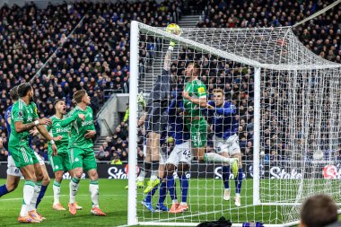 Everton kalecisi Jordan Pickford, Premier League maçında Everton, Newcastle United 'a karşı 29 Kasım 2025' te Liverpool 'daki Hill Dickinson Stadyumu' nda topa vuruyor. 