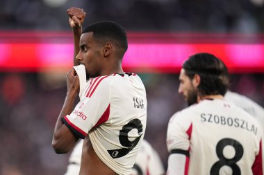 Liverpool 'dan Alexander Isak, 30 Kasım 2025' te Londra Stadyumu 'nda oynanan Premier League maçında Liverpool taraftarlarını kutluyor. 