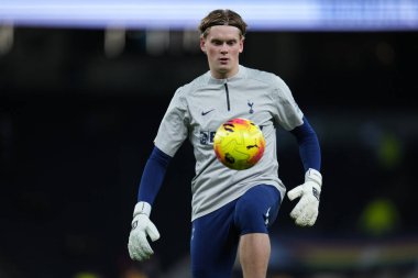 Tottenham Hotspur takımından Antonn Kinsk, Tottenham Hotspur 'a karşı Tottenham Hotspur Stadyumu' nda 29 Kasım 2025 'te oynanan Premier League karşılaşması öncesinde ısınıyor. 