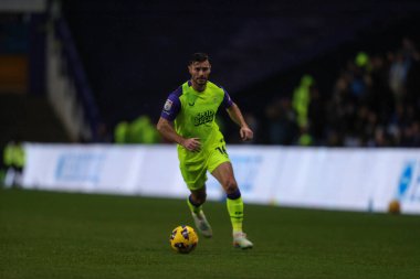 Preston North End 'den Andrew Hughes, 29 Kasım 2025' te İngiltere 'nin Hillsborough kentinde oynanan Sheffield Wednesday-Preston North End maçında topu düşürüyor.  