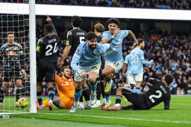 Manchester City 'den Josko Gvardiol, Manchester City - Leeds United maçında 29 Kasım 2025' te Etihad Stadyumu 'nda 2-0 kazanma golünü kutluyor. 