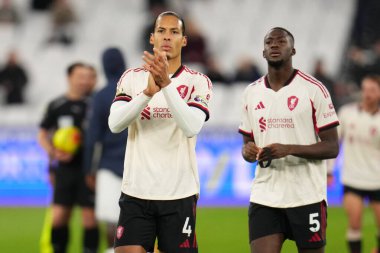 Liverpool 'dan Virgil van Dijk, 30 Kasım 2025' te Londra 'daki Londra Stadyumu' nda oynanan Premier League maçında tam zamanlı desteği alkışlıyor. 