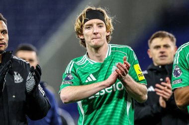 Newcastle United takımından Anthony Gordon, Premier League maçından sonra İngiltere 'nin Liverpool şehrindeki Hill Dickinson Stadyumu' nda oynanan Everton - Newcastle United maçında taraftarları alkışlıyor. 