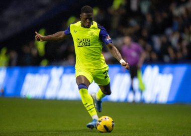 Preston North End takımından Thierry Small, 29 Kasım 2025 'te İngiltere' nin başkenti Hillsborough 'da oynanan Sheffield Wednesday-Preston North End maçında topu geçiyor.  