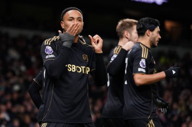 Fulham 'dan Kenny Tete, Premier Lig maçında Tottenham Hotspur Fulham' a karşı Tottenham Hotspur Stadyumu 'nda 29 Kasım 2025 tarihinde oynanan golü kutluyor. 